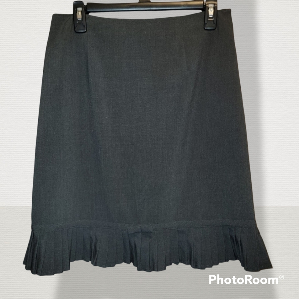Adorable Larry Levine gray skirt, size 10